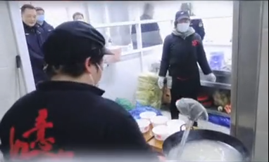 如意餛飩無錫聯(lián)東優(yōu)谷店煮好了餛飩，慰問華莊高速路口執(zhí)勤的人員